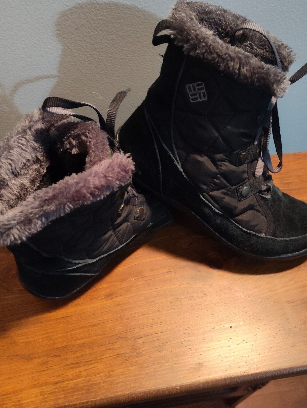 Columbia Women's Black Winter Boots with Gray Faux-Fur Collar